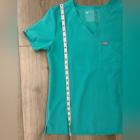 FIGS Catarina One Pocket Scrub Top EUC - Picture 7 of 9